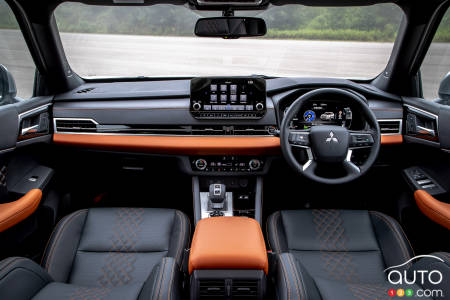 2023 Mitsubishi Outlander PHEV, interior